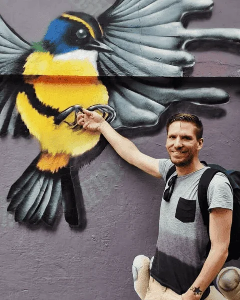 Daniel vor einem Street-Art-Wandbild in Valparaíso, Chile