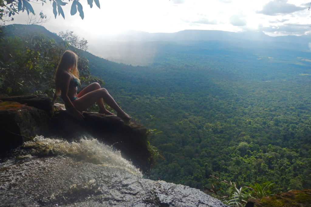Wasserfallbad während des Trekkings