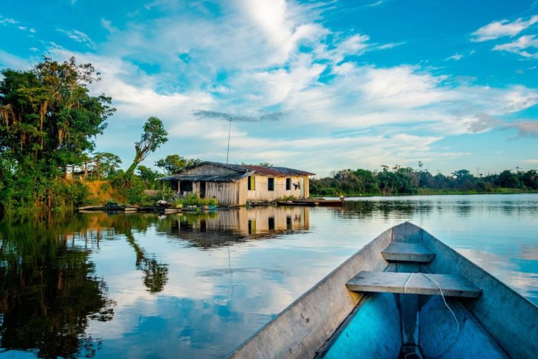 In einem Holz-Kanu auf dem Amazonas – ein außergewöhnliches Abenteuer