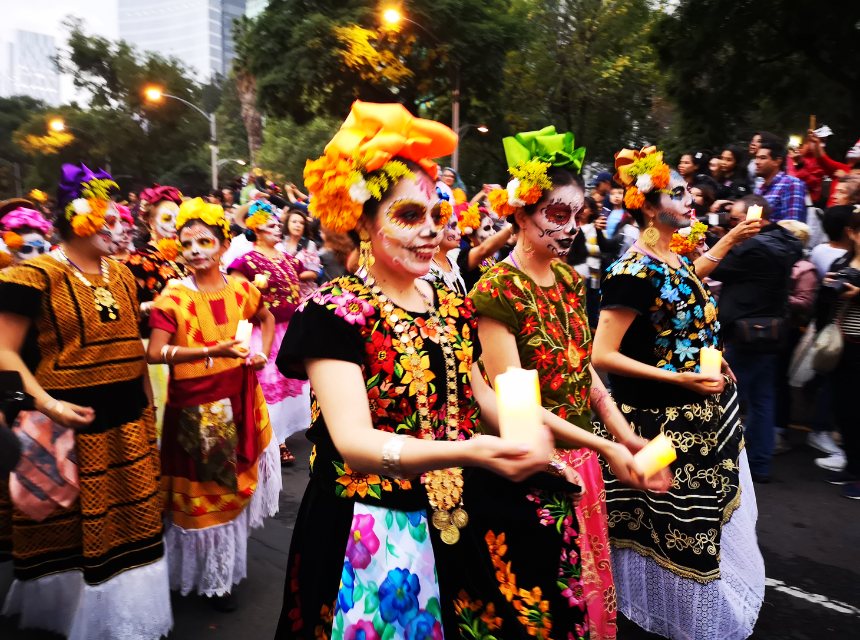 Día de los Muertos in Mexiko: Die besten Orte und Traditionen 1 Dia de los Muertos - Parade